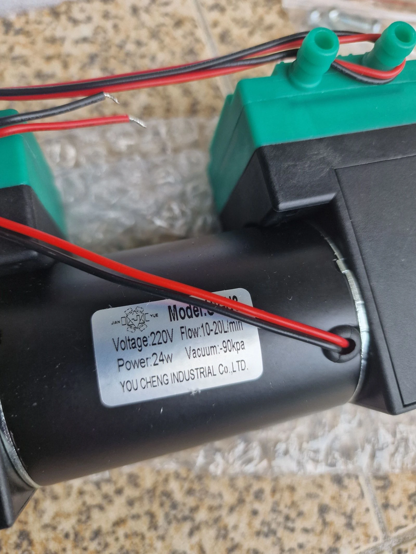 microbomba de vácuo de diafragma de dupla cabeça, comumente usada em instrumentos de beleza ou equipamentos médicos silenciosos.O motor opera com tensão de 220V e tem uma potência de 24W, oferecendo fluxo de ar e sucção  – photo 2